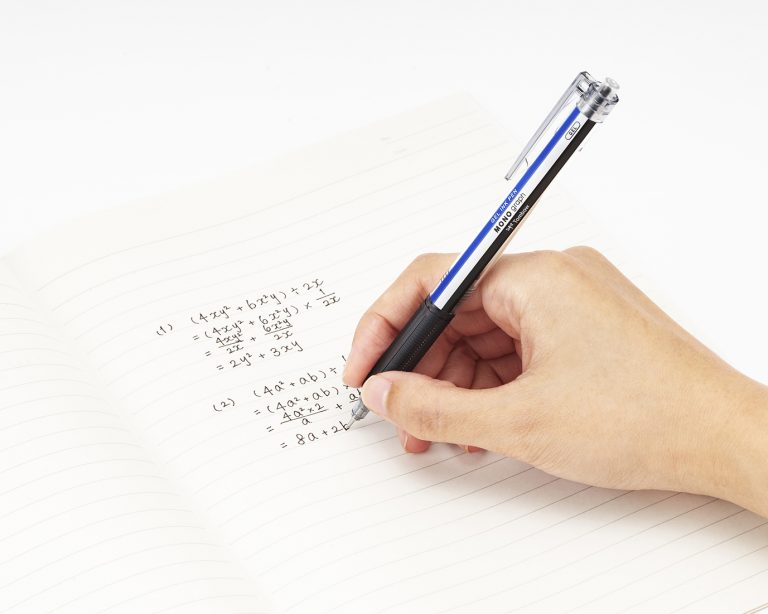 03
トンボ鉛筆 水性ゲルボールペン モノグラフライト
使用イメージ