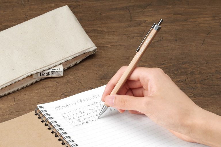 02
トンボ鉛筆 シャープペンシル 木物語
使用イメージ